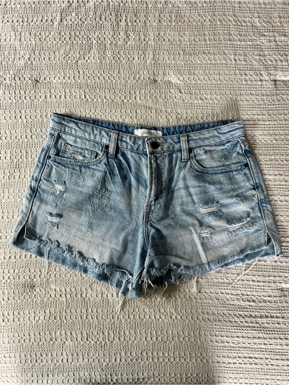 Hidden Jeans Distressed Denim Cutoff Shorts – Light Wash – Size L